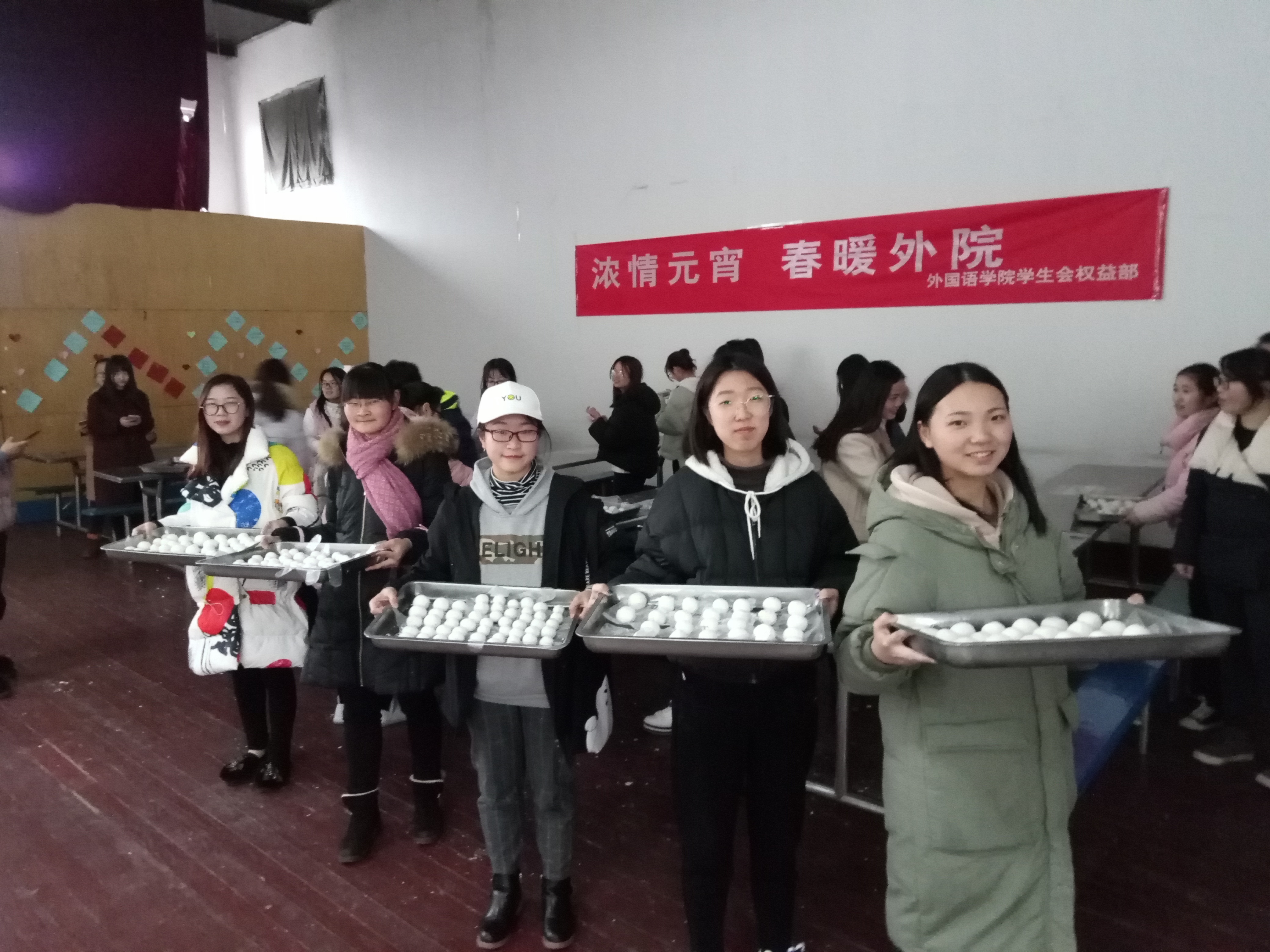 首页 团情快讯 正文  在煮汤圆这段时间里,还进行了猜灯谜活动.